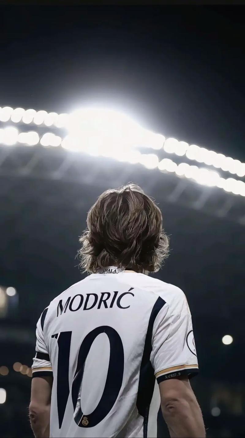 TA：贝隆因指示球员在赛前列队礼中背对对手被禁足6个月